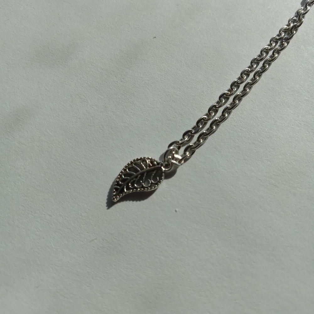 5/$25 Leaf charm necklace 9 inches - Picture 2 of 5